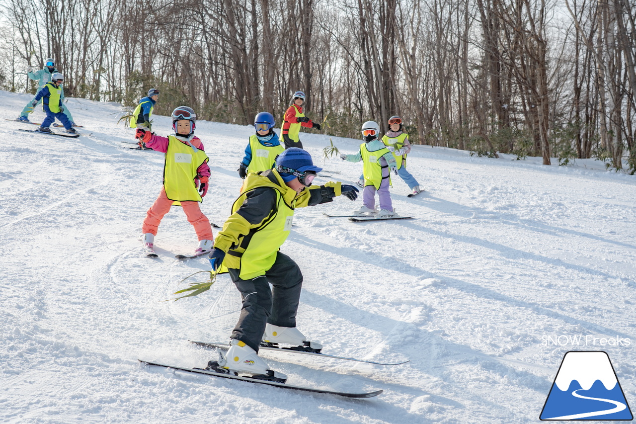 井山敬介さんと秋元日菜子さんのコンビは今年も健在！さらに、サプライズゲストも登場？！憧れのスキーヤーと一緒に雪と戯れ、『いちえ』の美味しいランチをいただく…。夢のようなイベント。めもるホールディングス presents プロスキーヤー・井山敬介さんと行く｜ダイナスティスキーリゾート